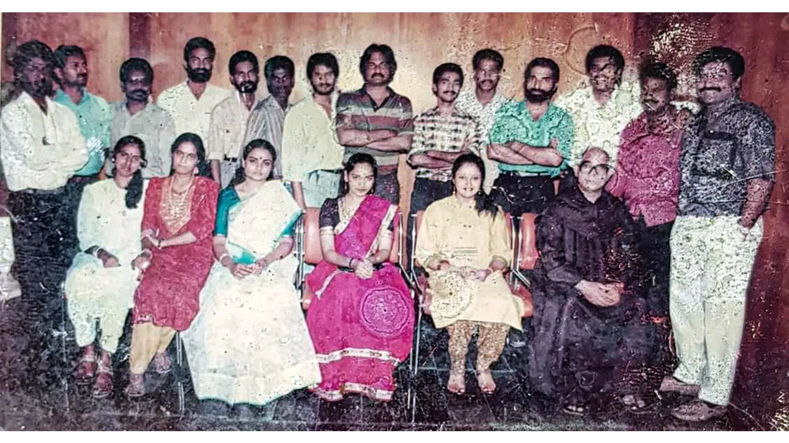 1992ൽ ഖത്തറിലെത്തിയ കലാഭവൻ ട്രൂപ്പ്. നിൽക്കുന്നതിൽ വലത്ത് നിന്ന് അഞ്ചാമത് കലാഭവൻ മണിയെ കാണാം.